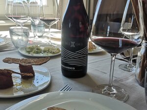 Primo piano della bottiglia di Barbaresco DOCG della nostra linea MAXIMA