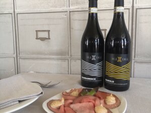 Primo piano della bottiglia di Barolo DOCG della nostra linea MAXIMA Primo piano della bottiglia di Barolo DOCG della nostra linea MAXIMA