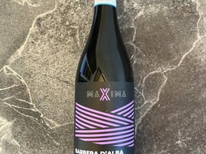 Primo piano della bottiglia di Barbera d'Alba DOC della nostra linea MAXIMA