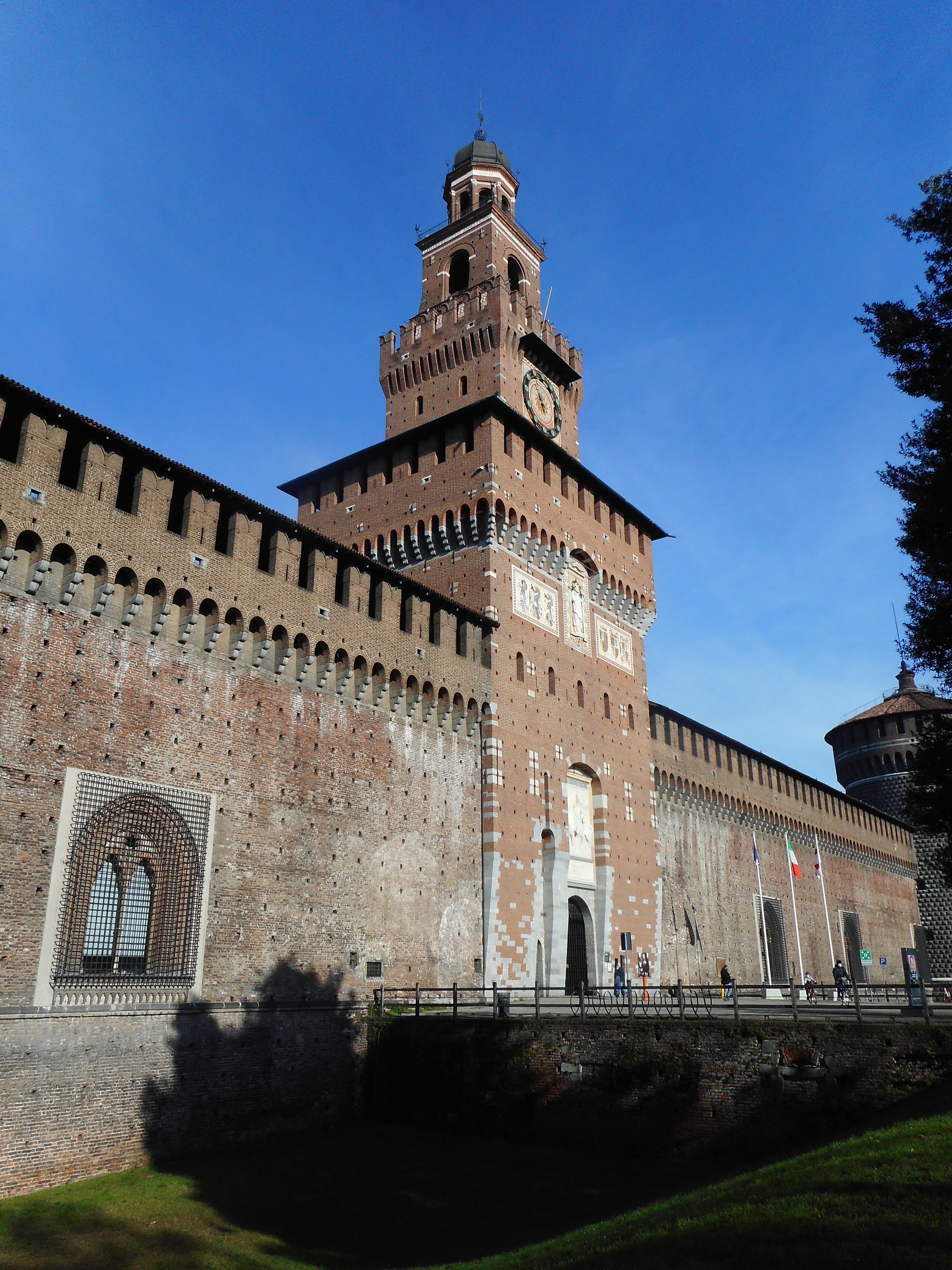 Principio di Incendio al Castello Sforzesco: Evacuazione e Chiusura Temporanea del Sito