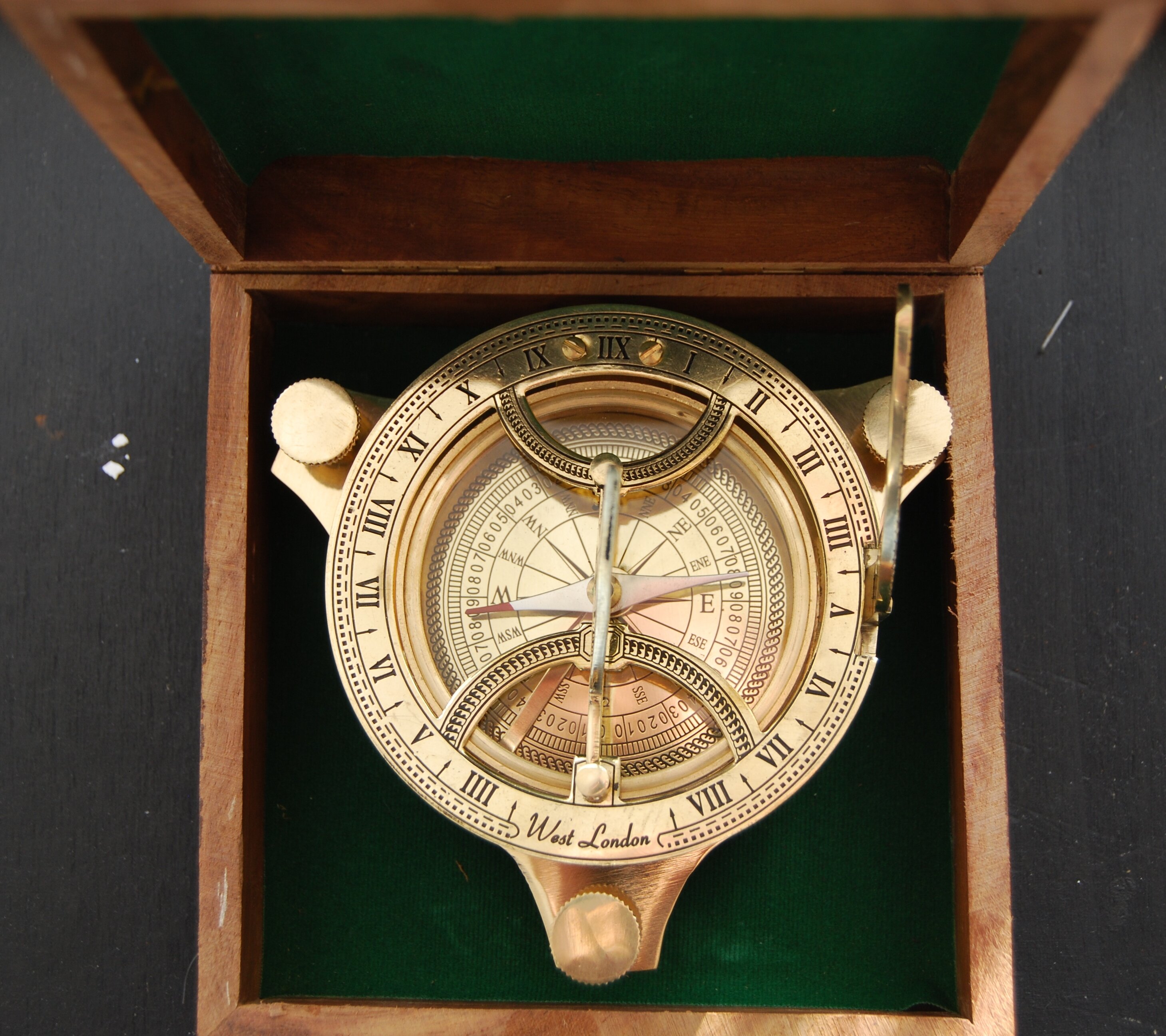 Orologio solare con bussola