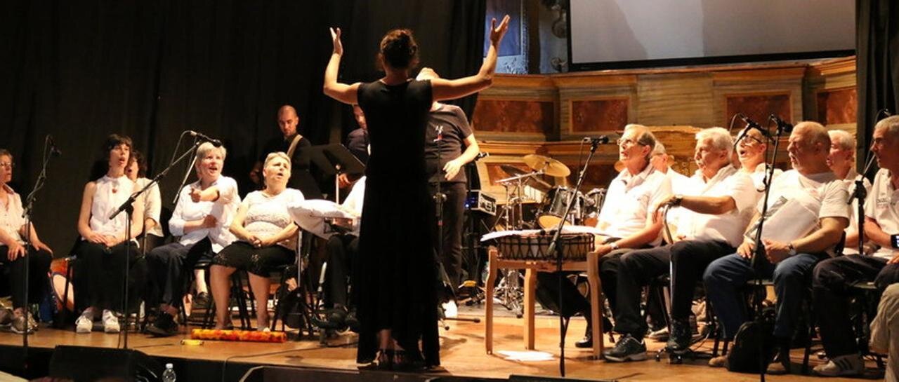 Ritrovare la voce con il canto: il coro che sconfigge la malattia