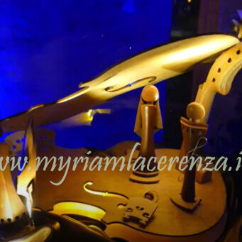 Presepe con violini di legno Esposto alla Mostra 100 PRESEPI in Vaticano, Colonnato del Bernini, Roma Edizione Natale 2021