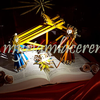 Presepe realizzato con matite colorate Esposto alla Mostra 100 PRESEPI in Vaticano, Colonnato del Bernini, Roma Edizione Natale 2020