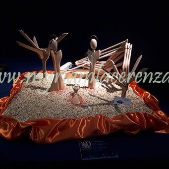 Presepe realizzato con stampelle di legno Esposto alla Mostra 100 PRESEPI in Vaticano, Sala Pio X, Roma - 2018