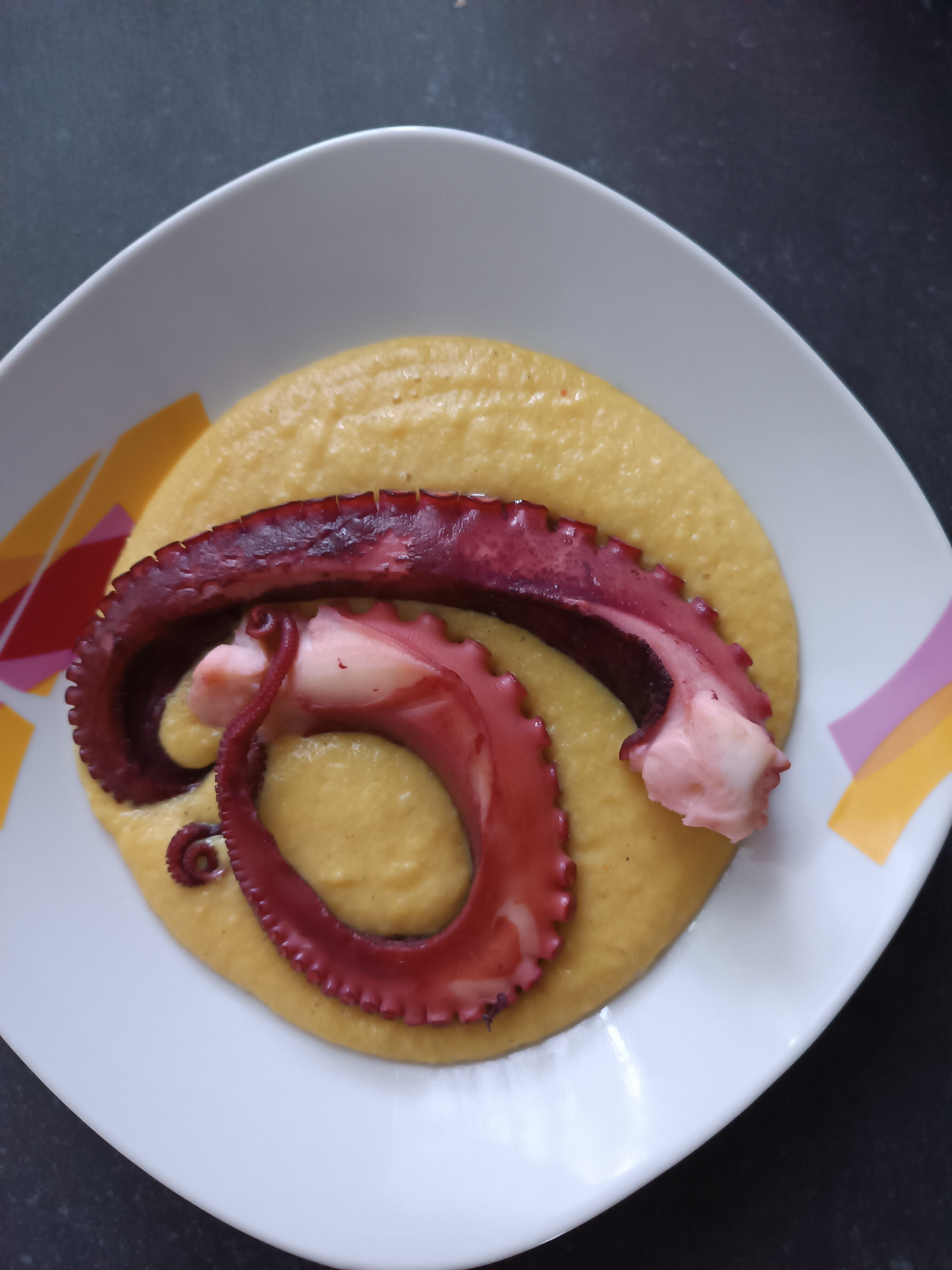 Polpo croccante su crema di ceci