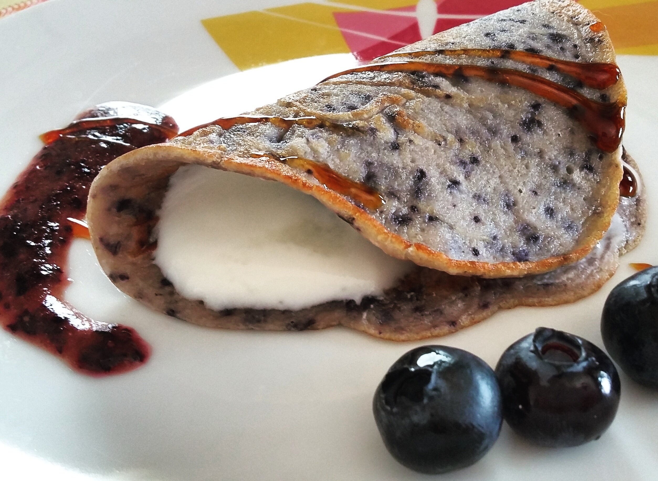 Crepes ai mirtilli e yogurt Crepes ai mirtilli e yogurt