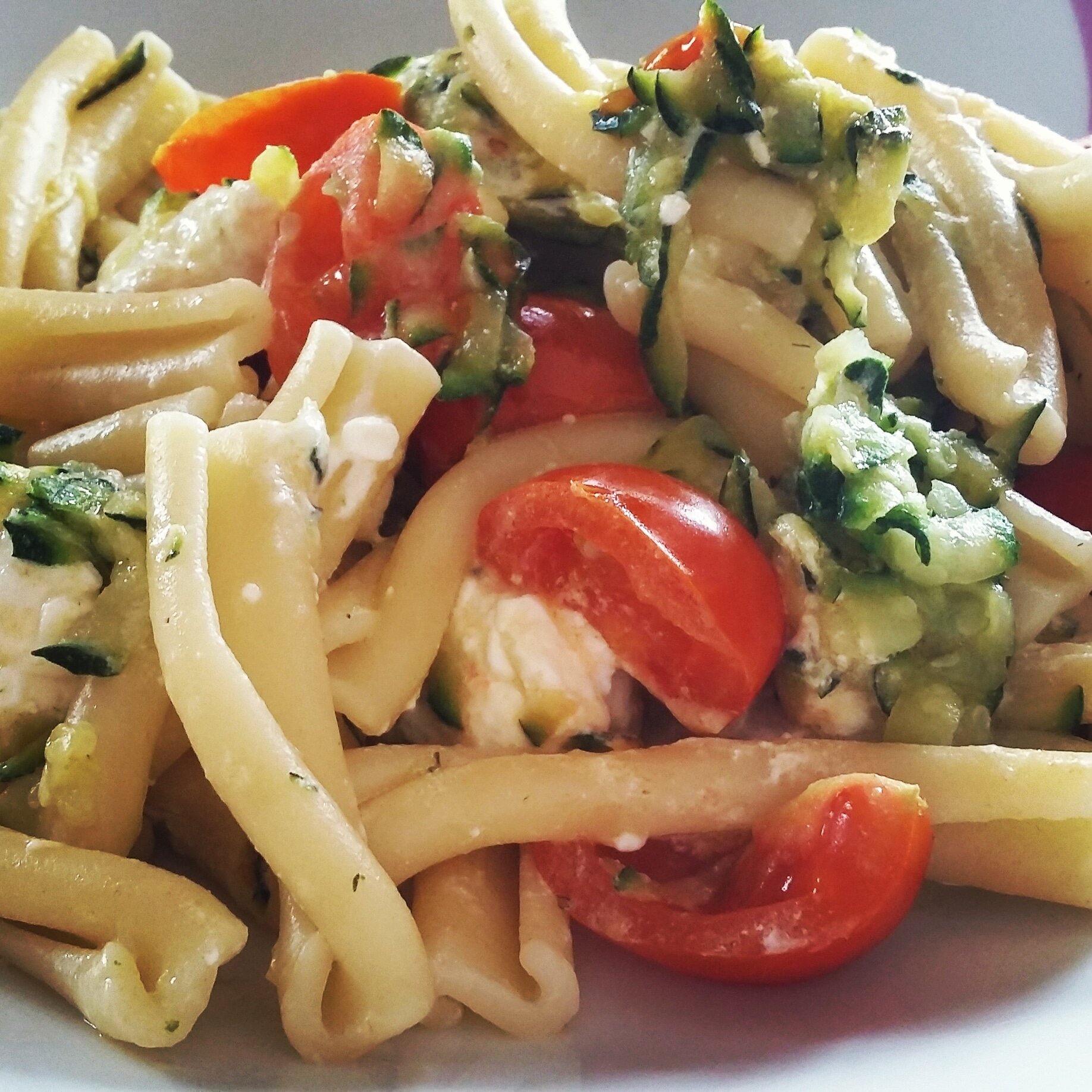 Pasta con zucchine, pomodorini e feta
