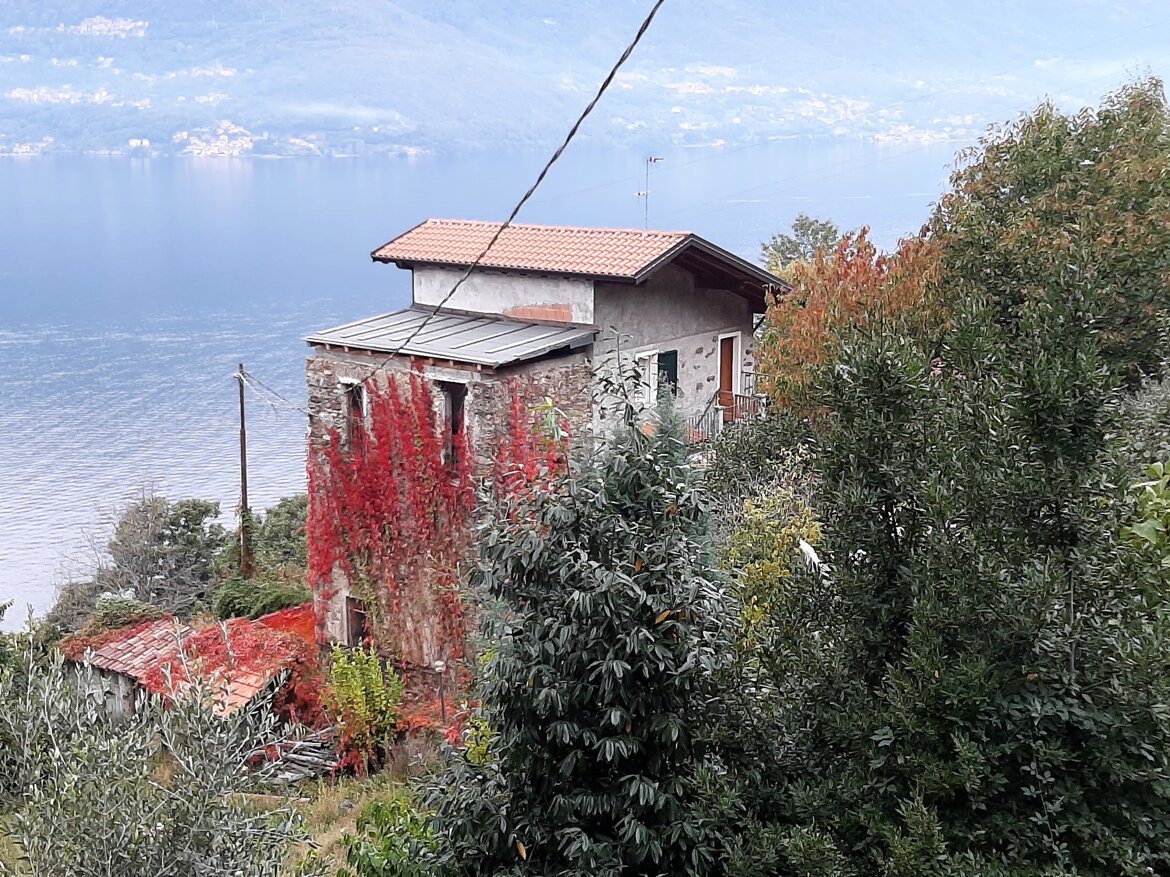 Casa vacanza di dodici posti letto e tr bagni su tre piani. Compsta da tre appartamenti indipendenti Casa vacanza di dodici posti letto e tr bagni su tre piani. Compsta da tre appartamenti indipendenti