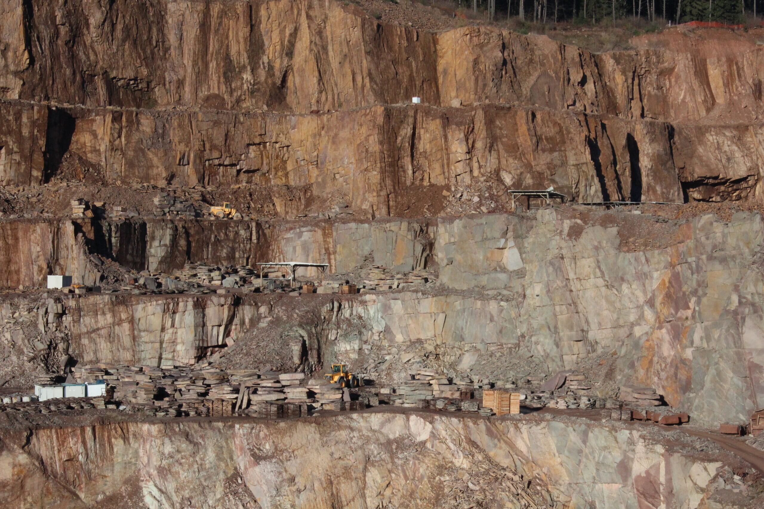 L&rsquo;oro rosso. L&rsquo;assalto alle cave di porfido in Trentino