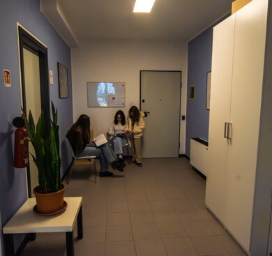 sala d'attesa piena.jpeg