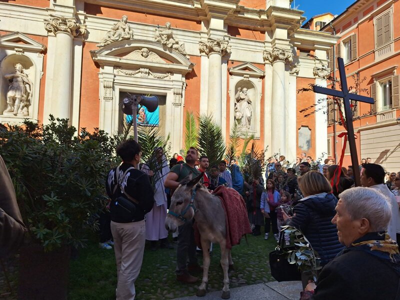 Solenne processione verso Sant'Agostino per le vie del centro.