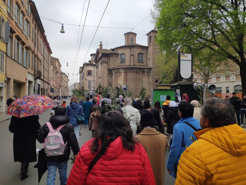 Solenne processione verso Sant'Agostino per le vie del centro.