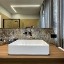 Progetto Interni globale con Ristrutturazione Dettaglio lavabo bagno in appoggio a consolle sospesa con rubinetteria a muro laccata nera