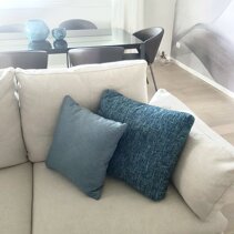 Realizzazione Progetto Arredamento per Interni Dettaglio cuscini colorati su divano