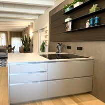 Realizzazione Progetto Arredamento per Interni Vista posteriore Penisola Cucina in Open Space