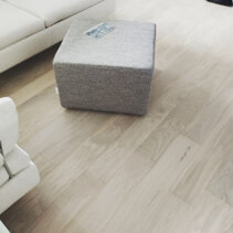 Realizzazione Progetto Arredamento per Interni Dettaglio Pouff colore a contrasto