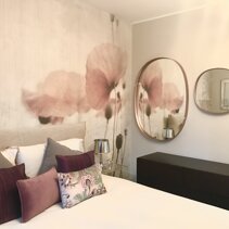 Realizzazione Progetto di Home Relooking Vista laterale Camera Matrimoniale con dettaglio nuovi specchi sopra cassettiera esistente