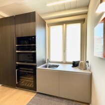 Realizzazione Progetto Arredamento per Interni Dettaglio Colonne e zona lavello sottofinestra cucina