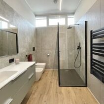 Progetto Interni globale con Ristrutturazione Vista laterale Bagno di Servizio moderno