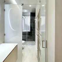 Progetto Interni globale con Ristrutturazione Accesso zona sanitari Bagno attraverso parete in vetro satinato