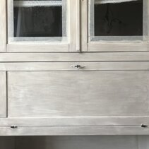 Studio Colore per Interni & Relooking zona giorno Dettaglio sportello credenza sbiancata con tecnica Shabby-Chic