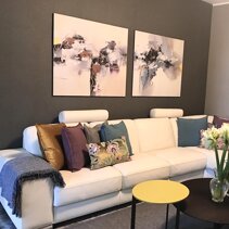 Realizzazione Progetto di Home Relooking Vista laterale salotto con nuova parete scura e vecchio divano con nuovi complementi colorati
