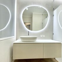 Progetto Interni globale con Ristrutturazione Composizione mobile Bagno sospeso a 2 cestoni con lavabo in appoggio e specchio retroilluminato