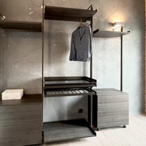 con Armadio in vetro fumè su misura e scarpiera Lato sx Cabina Armadio con moduli a montanti a muro accessoriati