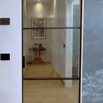 Progetto Interni globale con Ristrutturazione Porta divisoria zona giorno/Notte in alluminio nero e vetro fumè