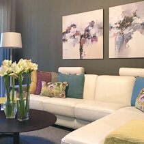 Realizzazione Progetto di Home Relooking Nuova disposizione divano esistente con cambio colori pareti e nuovi accessori coloratie complementi
