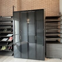 Realizzazione Progetto Arredamento Cabina Armadio con Armadio in vetro fumè su misura e scarpiera
