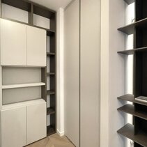 Progetto Interni globale con Ristrutturazione Dettaglio Armadio p/Cappotti in nicchia e mobile scarpiera con libreria di chiusura