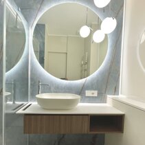 Progetto Interni globale con Ristrutturazione Composizione mobile bagno sospeso a un cassettone + 1 vano a giorno, lavabo in appoggio