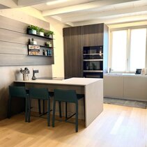Realizzazione Progetto Arredamento per Interni Vista frontale Cucina con Penisola e boiserie a muro in Living Open Space
