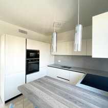 Realizzazione Progetto Arredamento per Interni Vista angolare sx cucina a ferro di cavallo