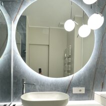 Progetto Interni globale con Ristrutturazione Dettaglio Specchiera tonda retroilluminata con lampade a sospensione decorative