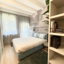 Realizzazione Progetto Arredamento per Interni Letto Matrimoniale contenitore imbottito, in appoggio a parete con carta da parati