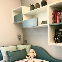 Realizzazione Progetto di Home Relooking Dettaglio letto imbottito con secondo letto estraibile e composizione pensili Cameretta