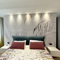 Progetto Interni globale con Ristrutturazione Testiera Letto Matrimoniale in appoggio a Quinta in carton gesso rivestita con carta da parati