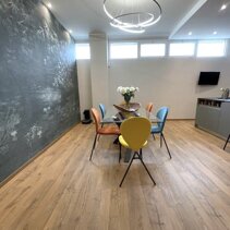 Progetto Interni globale con Ristrutturazione Zona Pranzo in Open Space con parete rivestita con carta da parati