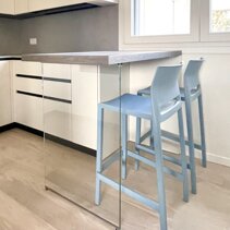 Realizzazione Progetto Arredamento per Interni Dettaglio penisola cucina con fianco in cristallo trasparente