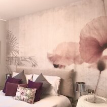 Realizzazione Progetto di Home Relooking Dettaglio testiera nuovo letto Matrimoniale imbottito su parete con carta da parati romantica