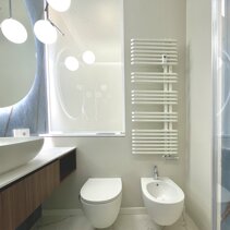 Progetto Interni globale con Ristrutturazione Dettaglio zona sanitari sospesi con radiatore moderno sopra bidet con funzione scalda salviette