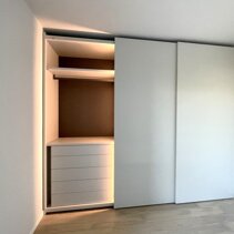 Realizzazione Progetto Arredamento per Interni Dettaglio illuminazione interna Armadio Scorrevole anta sx Camera Matrimoniale