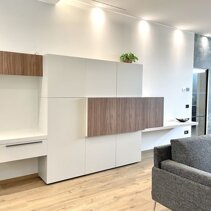 Progetto Interni globale con Ristrutturazione Mobile contenitivo su misura studiato per ingresso e soggiorno