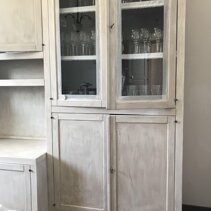 Studio Colore per Interni & Relooking zona giorno Dettaglio Credenza sbiancata con tecnica Shabby-Chic
