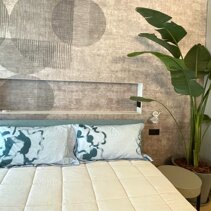 Realizzazione Progetto Arredamento per Interni Dettaglio testiera letto Matrimoniale e parete posteriore con carta da parati