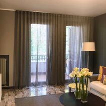 Realizzazione Progetto di Home Relooking Vista parete finestre Salotto, dopo cambio colore pareti e tendaggi