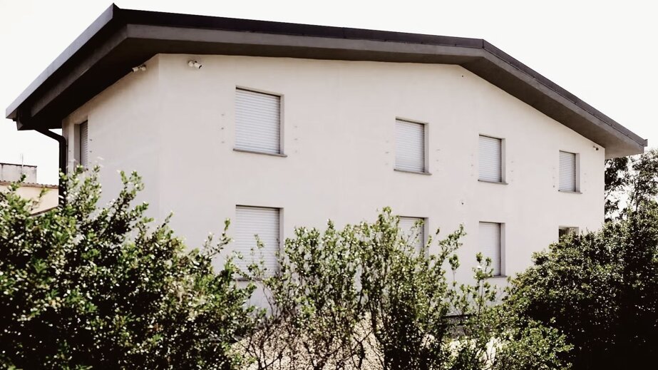 facciata bianca della villa moderna ristrutturata